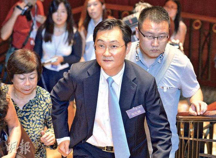 馬化騰(前)建議港府宜推出更多政策以扶持本地科研發展,並應考慮放寬移民政策,建議港府「特事特辦」,給予國際及內地科技人才一定配額。(鄧宗弘攝) 馬化騰(前)建議港府宜推出更多政策以扶持本地科研發展,並應考慮放寬移民政策,建議港府「特事特辦」,給予國際及內地科技人才一定配額。(鄧宗弘攝)