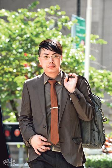 首被告鄭永健(圖)被控8項選舉舞弊罪及1項串謀選舉舞弊罪,案件昨日開審。(劉焌陶攝)次被告顧家豪(圖)被控1項串謀選舉舞弊罪,他昨離庭時戴上鴨舌帽和口罩。(鄧力行攝)第三被告陳建隆(圖)同被控1項串謀選舉舞弊罪,昨戴上鴨舌帽、墨鏡和口罩離開法庭。(鄧力行攝) 首被告鄭永健(圖)被控8項選舉舞弊罪及1項串謀選舉舞弊罪,案件昨日開審。(劉焌陶攝)次被告顧家豪(圖)被控1項串謀選舉舞弊罪,他昨離庭時戴上鴨舌帽和口罩。(鄧力行攝)第三被告陳建隆(圖)同被控1項串謀選舉舞弊罪,昨戴上鴨舌帽、墨鏡和口罩離開法庭。(鄧力行攝)