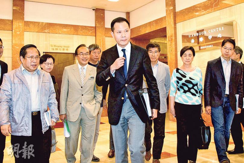 10多名有意或已報名參選立法會的民主黨、公民黨和工黨等民主派立法會議員,昨日與選管會主席馮驊見面,討論選管會要求立法會參選人簽署確認書表明擁護《基本法》的做法。至於會否簽署確認書,泛民會後表示仍需要討論和諮詢法律意見。(林俊源攝) 10多名有意或已報名參選立法會的民主黨、公民黨和工黨等民主派立法會議員,昨日與選管會主席馮驊見面,討論選管會要求立法會參選人簽署確認書表明擁護《基本法》的做法。至於會否簽署確認書,泛民會後表示仍需要討論和諮詢法律意見。(林俊源攝)