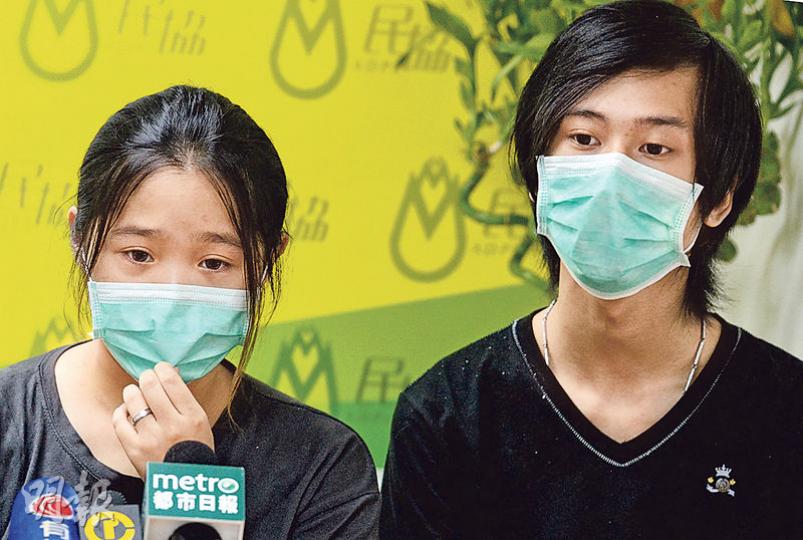 女兒在廣華醫院溫箱墮地受傷的徐先生(右)昨與妻子(左)一同回應醫院調查結果,他表示不接受院方報告,批評委員會花了8星期調查,「都是一些猜測」,而非真相。(楊柏賢攝) 女兒在廣華醫院溫箱墮地受傷的徐先生(右)昨與妻子(左)一同回應醫院調查結果,他表示不接受院方報告,批評委員會花了8星期調查,「都是一些猜測」,而非真相。(楊柏賢攝)