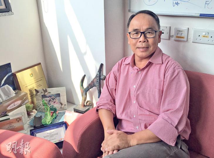 防止學生自殺委員會主席、港大防止自殺研究中心總監葉兆輝慨嘆本港社會金錢掛帥,又以能否入大學量度學生是否成功,是時候「移風易俗」,讓年輕人因應自己興趣和能力選擇不同事業,「去到哪裏都有路走」。(黃津琪攝) 防止學生自殺委員會主席、港大防止自殺研究中心總監葉兆輝慨嘆本港社會金錢掛帥,又以能否入大學量度學生是否成功,是時候「移風易俗」,讓年輕人因應自己興趣和能力選擇不同事業,「去到哪裏都有路走」。(黃津琪攝)