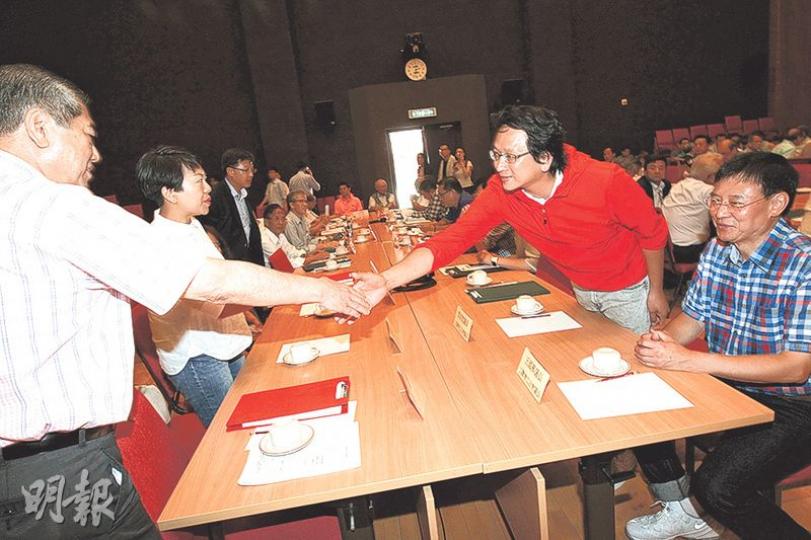 鄉議局噚日開例行大會,工聯會3個立法會選舉參選人王國興(右一)、鄧家彪(右二)、麥美娟(左二)首次前來拜票,爭取鄉事支持。(李紹昌攝) 鄉議局噚日開例行大會,工聯會3個立法會選舉參選人王國興(右一)、鄧家彪(右二)、麥美娟(左二)首次前來拜票,爭取鄉事支持。(李紹昌攝)