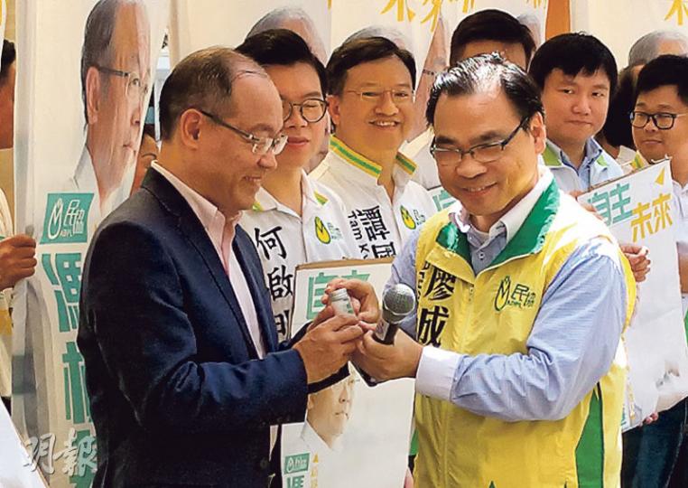民協馮檢基(前左)噚日喺葵興報名出戰新界西直選,造勢期間獲同樣係黨元老嘅廖成利(前右)送贈一樽鹽,寓意阿基要維護港人「尊嚴(樽鹽)」。(梁智康攝) 民協馮檢基(前左)噚日喺葵興報名出戰新界西直選,造勢期間獲同樣係黨元老嘅廖成利(前右)送贈一樽鹽,寓意阿基要維護港人「尊嚴(樽鹽)」。(梁智康攝)