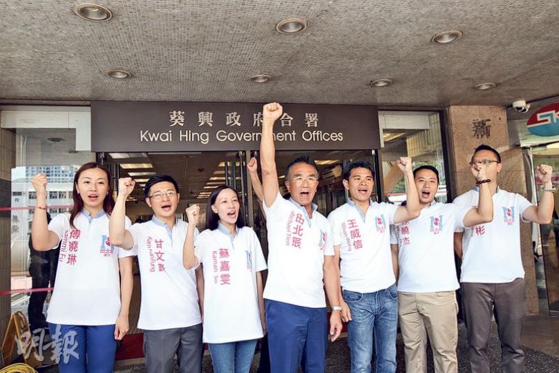 新民黨副主席田北辰(中)昨報名參選新界西立法會直選,主打「只做實事,唔玩政治」。(李紹昌攝)由超級區議會轉戰地區直選的民協馮檢基,昨日報名循新界西出選立法會。馮說,在中港一體化下,港人要自主才有真正的未來。(李紹昌攝)自由黨周永勤(中)昨報名參選新界西地區直選,該黨榮譽主席田北俊(左二)和主席鍾國斌(右二)到場支持。(李紹昌攝) 新民黨副主席田北辰(中)昨報名參選新界西立法會直選,主打「只做實事,唔玩政治」。(李紹昌攝)由超級區議會轉戰地區直選的民協馮檢基,昨日報名循新界西出選立法會。馮說,在中港一體化下,港人要自主才有真正的未來。(李紹昌攝)自由黨周永勤(中)昨報名參選新界西地區直選,該黨榮譽主席田北俊(左二)和主席鍾國斌(右二)到場支持。(李紹昌攝)