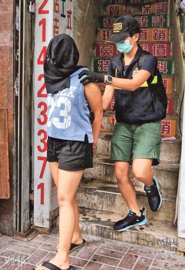 行動中,海關毒品調查科人員在上海街目標單位內拘捕3名印尼籍女疑犯帶署扣查。(伍浦鋒攝) 行動中,海關毒品調查科人員在上海街目標單位內拘捕3名印尼籍女疑犯帶署扣查。(伍浦鋒攝)