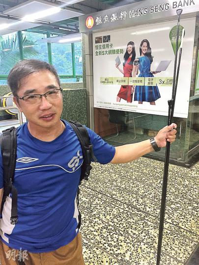 巿民禤先生得悉港鐵將登記計劃擴展至體育用品後,數次問記者﹕「我這支唔過(新標準)啩 ?」當記者表示超出長度限制,禤先生指魚竿等體育用品只是較長,但實質體積不大。(張嘉雯攝) 巿民禤先生得悉港鐵將登記計劃擴展至體育用品後,數次問記者﹕「我這支唔過(新標準)啩 ?」當記者表示超出長度限制,禤先生指魚竿等體育用品只是較長,但實質體積不大。(張嘉雯攝)