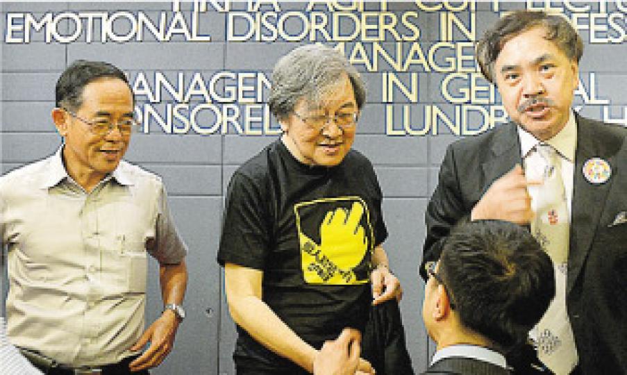醫學會昨晚公布選舉結果,該會元老何仲平(左)與現任副會長陳以誠(右)及周伯展,以及老人科專科醫生佘達明競爭兩個副會長席位,以986票最高票當選,而陳以誠亦成功連任,蔡堅(中)則在無對手下自動當選會長。(鍾林枝攝) 醫學會昨晚公布選舉結果,該會元老何仲平(左)與現任副會長陳以誠(右)及周伯展,以及老人科專科醫生佘達明競爭兩個副會長席位,以986票最高票當選,而陳以誠亦成功連任,蔡堅(中)則在無對手下自動當選會長。(鍾林枝攝)