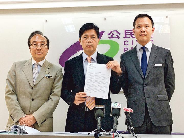 上周六報名參選超區、未有簽確認書的公民黨陳琬琛（中），昨稱仍未獲回覆其提名是否有效，故已去信選舉主任要求盡快交代。左為公民黨黨魁梁家傑，右為參選法律界的郭榮鏗。（梁智康攝）