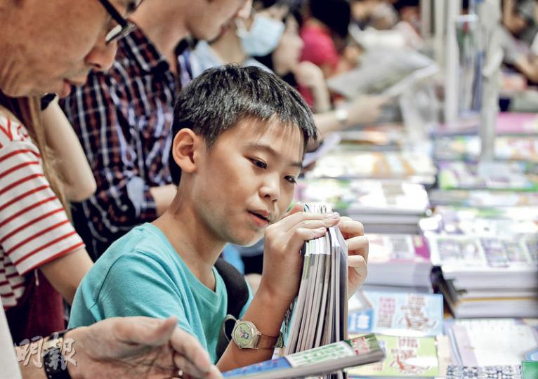 家長愛子心切，帶挈兒童書及小學補充練習銷情報捷。昨日不少家長帶同子女及行李箱到場掃貨，花數千元仍覺值得。（郭慶輝攝）