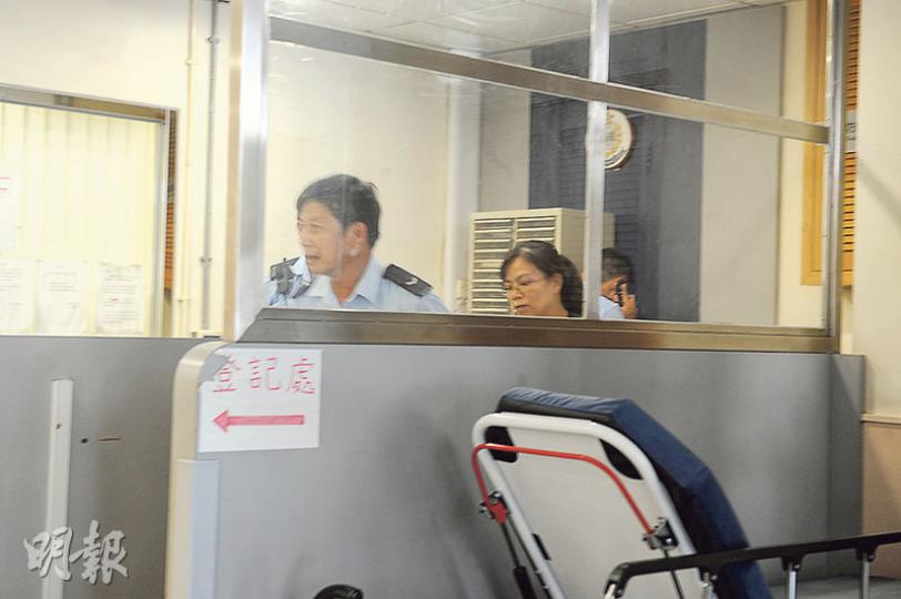 墮澗女子由直升機送院搶救期間,家屬(中)接獲警方通知趕至醫院了解情况,顯得憂心忡忡;其後得悉死訊傷心不已。(葉真真攝) 墮澗女子由直升機送院搶救期間,家屬(中)接獲警方通知趕至醫院了解情况,顯得憂心忡忡;其後得悉死訊傷心不已。(葉真真攝)