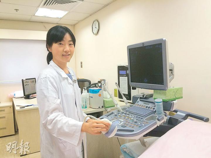 伊利沙伯醫院設立早期懷孕評估診所，跟進因出血及腹痛而去急症室求診的早期孕婦個案，省卻住院安排，該院婦產科副顧問醫生洪穎恩指出，懷孕初期會流血及腹痛，多屬懷孕自然現象。（梁杏怡攝）
