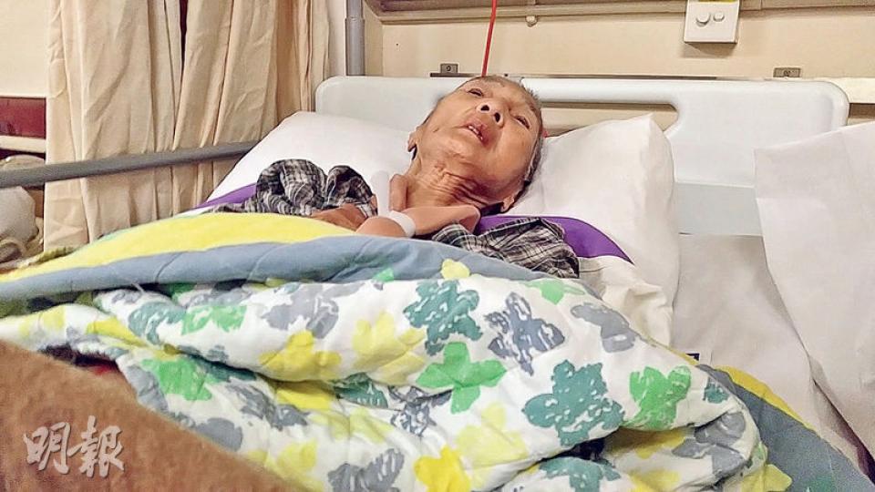 76歲女報販「睡婆婆」昨日在病牀接受傳媒訪問，無奈表示因健康問題決定退休。（伍浦鋒攝）本報昨晚再到「睡婆婆」位於旺角的報檔，見報檔繼續停業，物件擺放得井然有序。（伍浦鋒攝）