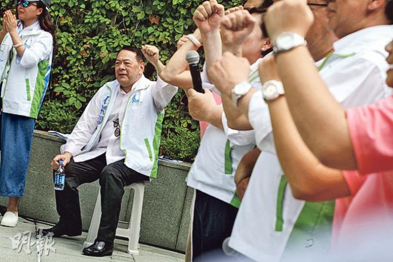 71歲嘅經民聯石禮謙（左二）今屆依然競逐連任地產及建造界，佢噚日喺造勢大會中途因腳痛復發要坐低，但仍士氣高昂幫黨友打氣。（李紹昌攝）