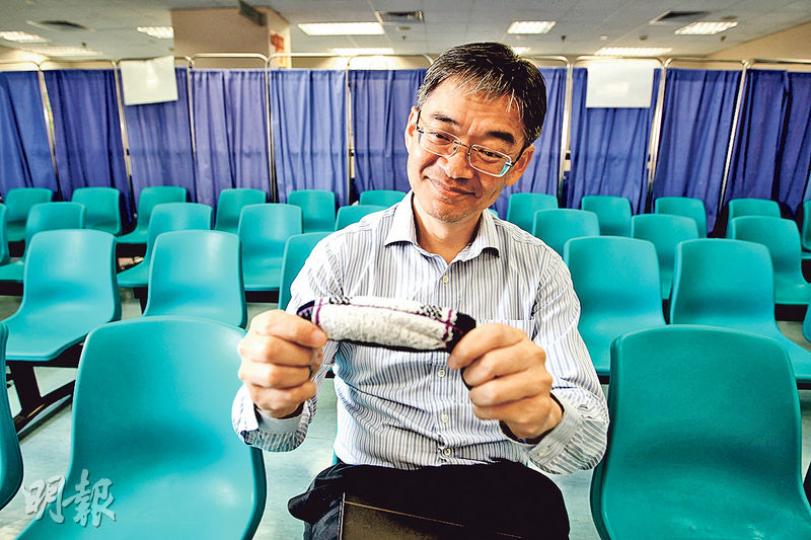 立法會醫學界議員梁家騮在最後一仗靠「點人數」拉倒醫委會改革修例,寫下功能組別議員「拉布」新的一頁。正在威院任兼職的他,在該院接受本報專訪時應記者要求,拿起毛巾拍下一張「拉布」照。(林俊源攝) 立法會醫學界議員梁家騮在最後一仗靠「點人數」拉倒醫委會改革修例,寫下功能組別議員「拉布」新的一頁。正在威院任兼職的他,在該院接受本報專訪時應記者要求,拿起毛巾拍下一張「拉布」照。(林俊源攝)