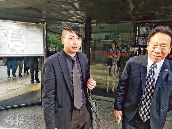 首被告鄭永健（左）應訊後，在「幫港出聲」成員、律師錢志庸（右）陪同下離開。（鄧力行攝）