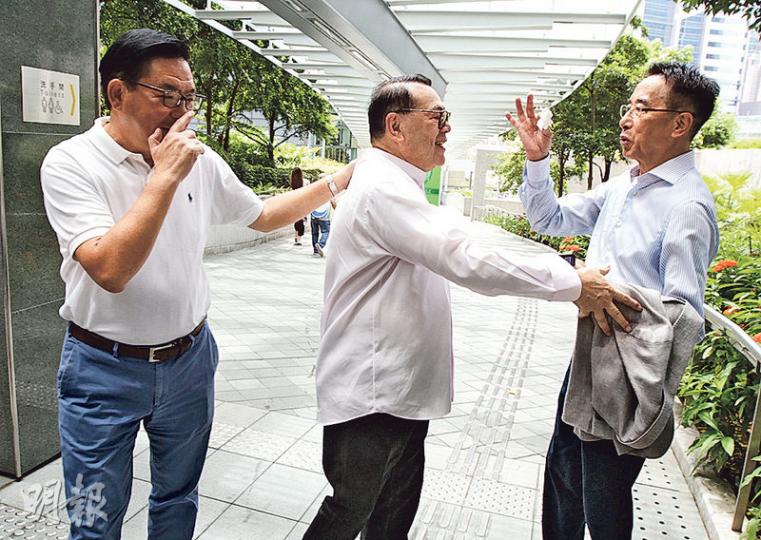 自由黨田北俊（右）與經民聯林健鋒（左）昨日早上在政總外的天橋狹路相逢。田身體抱恙咳嗽，林就慷慨借出紙巾，而田就不客氣，拿着用過的紙巾說不能歸還，因為紙巾「有菌」，林則說聽不清楚，反問田是否說「有粉」，更問田是否想說自己是「梁粉」。二人對話有點火花，幸有經民聯石禮謙（中）隔着二人打圓場。（李紹昌攝）經民聯昨日在添馬公園舉行2016年立法會選舉誓師大會，以「促經濟、惠民生、撐香港」為選舉口號。（李紹昌攝）自由黨陳浩濂昨報名參選立法會商界（一）議席，挑戰現任議員林健鋒。（李紹昌攝）