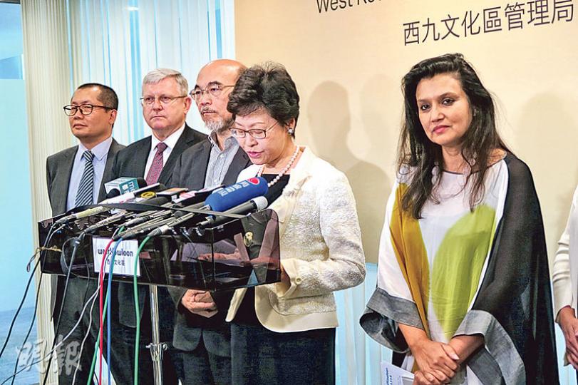 身兼西九管理局董事局主席的政務司長林鄭月娥（右二）在董事局會議後宣布，會上通過委任澳洲新南威爾士美術館副總監兼藏品總監華安雅（右一）為Ｍ+博物館行政總監，任期5年。（岑詠欣攝）