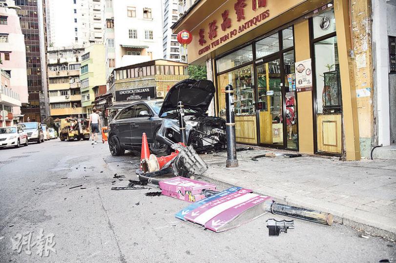 涉醉駕外籍男子的私家車失控,撞向荷李活道一間古玩店。(蔡方山攝)古玩店近30件物品被撞毁,包括圖中的器物斷了一腳。(蔡方山攝) 涉醉駕外籍男子的私家車失控,撞向荷李活道一間古玩店。(蔡方山攝)古玩店近30件物品被撞毁,包括圖中的器物斷了一腳。(蔡方山攝)
