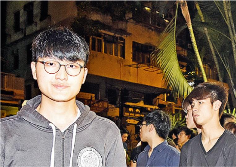 港大前學生會長馮敬恩(左)因今年1月26日晚圍堵校委會成員,被控刑事恐嚇、刑事毁壞等4條控罪,案件今日在東區裁判法院提堂。(蔡方山攝) 港大前學生會長馮敬恩(左)因今年1月26日晚圍堵校委會成員,被控刑事恐嚇、刑事毁壞等4條控罪,案件今日在東區裁判法院提堂。(蔡方山攝)