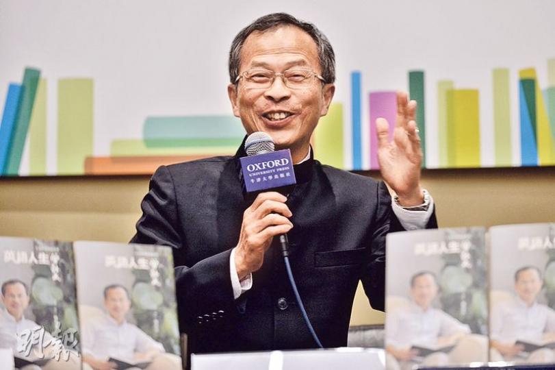 立法會主席曾鈺成(圖)噚日喺書展出席自己新作嘅分享會,曾主席出名中英雙語皆精,不過佢噚日笑言自己主持會議時要手機不離手,因為如果議員讀錯字,自己都要上網查吓字典咁話。(馮凱鍵攝) 立法會主席曾鈺成(圖)噚日喺書展出席自己新作嘅分享會,曾主席出名中英雙語皆精,不過佢噚日笑言自己主持會議時要手機不離手,因為如果議員讀錯字,自己都要上網查吓字典咁話。(馮凱鍵攝)