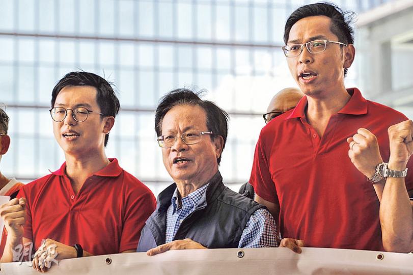 工聯會區議員何啟明(左)及陸頌雄(右)昨日在工聯會榮譽會長鄭耀棠(中)陪同下,報名參選勞工界議席, 對於是否支持梁振英連任特首,兩人均不肯表態。(郭慶輝攝)衛生服務界議員李國麟(中)昨日在護士協會的成員陪同下,報名參選競逐連任。該界別自回歸以來都屬有競爭,而李國麟自2004年起當選至今,未嘗敗仗,政圈暫時未有傳出建制會派員挑戰李國麟。(郭慶輝攝) 工聯會區議員何啟明(左)及陸頌雄(右)昨日在工聯會榮譽會長鄭耀棠(中)陪同下,報名參選勞工界議席, 對於是否支持梁振英連任特首,兩人均不肯表態。(郭慶輝攝)衛生服務界議員李國麟(中)昨日在護士協會的成員陪同下,報名參選競逐連任。該界別自回歸以來都屬有競爭,而李國麟自2004年起當選至今,未嘗敗仗,政圈暫時未有傳出建制會派員挑戰李國麟。(郭慶輝攝)