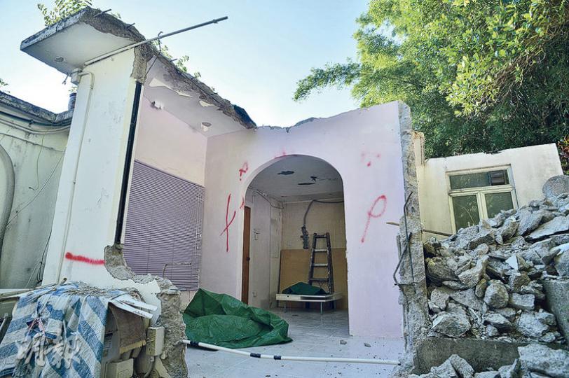 石澳東丫背村3間違規擴建的寮屋,有兩間已在地政總署的糾正限期前完成清拆僭建部分,仍有一間寮屋的小部分牆身(圖)部分未完全清拆。(蘇智鑫攝)屬商人曾文進的寮屋截至昨日仍未完全清拆違規的僭建物,包括屋外的石門,石門貼上告示稱屬「50年代或之前的村屋石門,有必要保存」(紅框示),但地政總署指諮詢古蹟辦後,該石門不在歷史建築物的名單內。(蘇智鑫攝) 石澳東丫背村3間違規擴建的寮屋,有兩間已在地政總署的糾正限期前完成清拆僭建部分,仍有一間寮屋的小部分牆身(圖)部分未完全清拆。(蘇智鑫攝)屬商人曾文進的寮屋截至昨日仍未完全清拆違規的僭建物,包括屋外的石門,石門貼上告示稱屬「50年代或之前的村屋石門,有必要保存」(紅框示),但地政總署指諮詢古蹟辦後,該石門不在歷史建築物的名單內。(蘇智鑫攝)