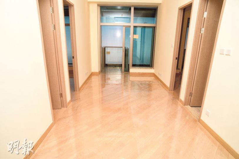 逸瓏海匯即日開放一個兩房連多用途房「則王」單位予準買家參觀,單位實用598方呎,項目現累售23伙,套現約1.3億元。(劉焌陶攝) 逸瓏海匯即日開放一個兩房連多用途房「則王」單位予準買家參觀,單位實用598方呎,項目現累售23伙,套現約1.3億元。(劉焌陶攝)