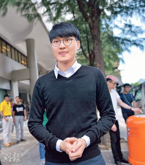多名學生包括嶺大、城大學生會成員,港大學生會現任會長孫曉嵐、學聯前秘書長周永康,以及其他市民逾30人昨亦有到庭旁聽,擠滿法庭的公眾席,馮敬恩(圖)昨離庭時有市民在場高呼「馮敬恩支持你」、「馮敬恩加油」等,馮未有回應便離開。(蘇智鑫攝) 多名學生包括嶺大、城大學生會成員,港大學生會現任會長孫曉嵐、學聯前秘書長周永康,以及其他市民逾30人昨亦有到庭旁聽,擠滿法庭的公眾席,馮敬恩(圖)昨離庭時有市民在場高呼「馮敬恩支持你」、「馮敬恩加油」等,馮未有回應便離開。(蘇智鑫攝)