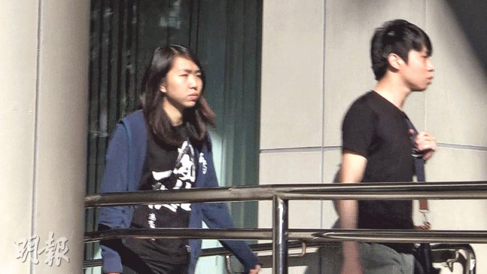 港大學生會現任會長孫曉嵐(左)昨日到東區法院旁聽。(楊凱力攝) 港大學生會現任會長孫曉嵐(左)昨日到東區法院旁聽。(楊凱力攝)