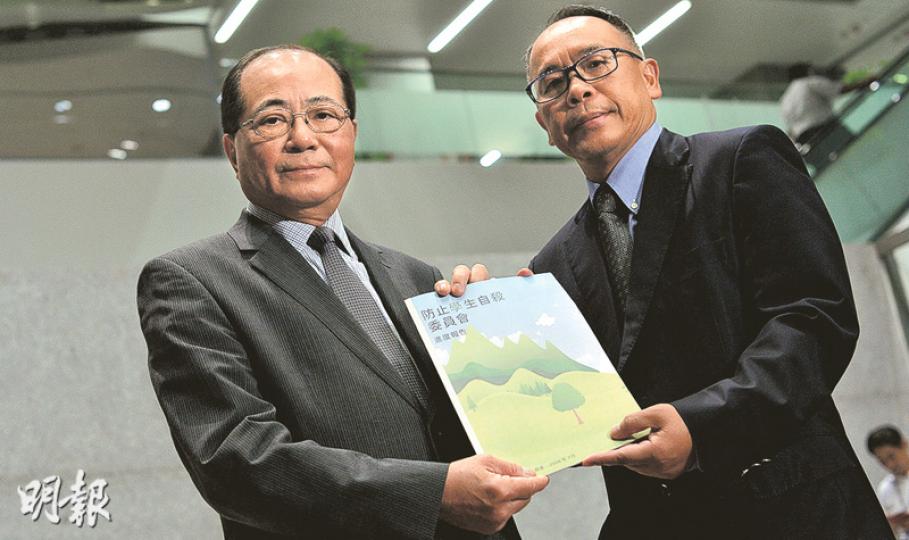 防止學生自殺委員會主席葉兆輝(右)昨向教育局長吳克儉(左)提交進度報告,主力辨識及支援高危生、加強學生求助意識等,吳稱接納報告建議的6項短期措施,並會詳細考慮其餘5項中長期措施。(蘇智鑫攝) 防止學生自殺委員會主席葉兆輝(右)昨向教育局長吳克儉(左)提交進度報告,主力辨識及支援高危生、加強學生求助意識等,吳稱接納報告建議的6項短期措施,並會詳細考慮其餘5項中長期措施。(蘇智鑫攝)