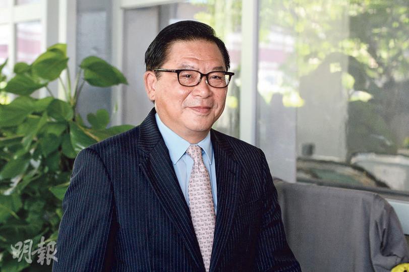 經民聯林健鋒昨報名競逐連任商界(一)議席,獲全國政協常委胡定旭、經民聯主席梁君彥,以及包括余鵬春等數名總商會理事到場支持;林健鋒需與自由黨陳浩濂對撼。(楊柏賢攝)鄉議局立法會議員劉皇發不再競逐連任,其兒子、鄉議局主席劉業強(右)昨報名參選該界別,並獲上水鄉委會主席侯志強(左二)等鄉紳站台。(劉焌陶攝) 經民聯林健鋒昨報名競逐連任商界(一)議席,獲全國政協常委胡定旭、經民聯主席梁君彥,以及包括余鵬春等數名總商會理事到場支持;林健鋒需與自由黨陳浩濂對撼。(楊柏賢攝)鄉議局立法會議員劉皇發不再競逐連任,其兒子、鄉議局主席劉業強(右)昨報名參選該界別,並獲上水鄉委會主席侯志強(左二)等鄉紳站台。(劉焌陶攝)