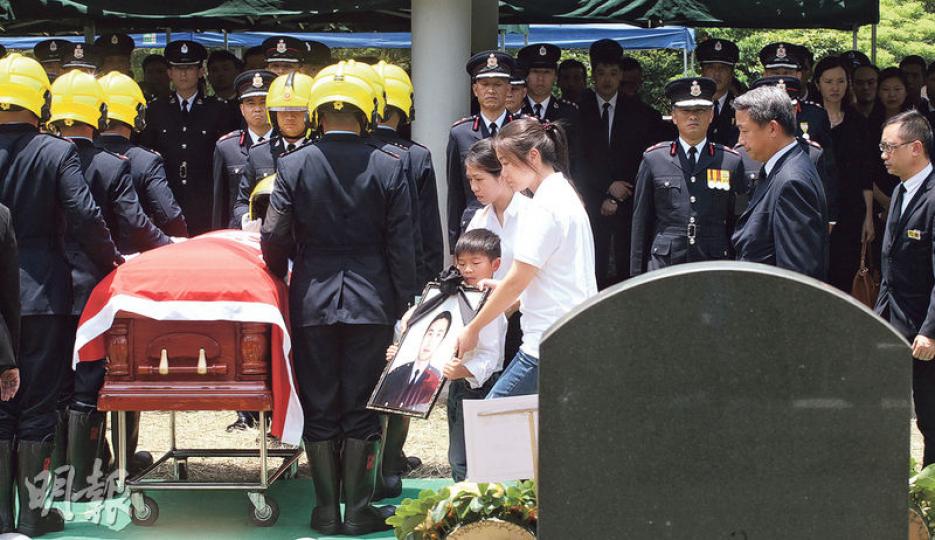 殉職消防隊目許志傑的靈柩蓋上區旗,移送到浩園安葬,遺孀(男童背後者)及7歲兒子捧着許的遺照,陪伴這位英勇消防員丈夫和爸爸走畢最後一程。(李紹昌攝)靈車駛經許志傑生前曾經服役的觀塘消防局,消防員在外列隊向許的靈柩致敬,並響起3短1長的「落更鐘」,寓意其任務完成。(鄧宗弘攝)許志傑的靈柩移送和合石浩園安葬,同袍手捧許生前的消防頭盔,向許作最後致敬。(李紹昌攝)曾太昨帶同兩名兒子到九龍灣路祭現場送別許志傑,其10歲長子(左)曾參加「幼兒消防安全教育計劃」而認識許志傑,為其殉職感難過,立志成為消防員。( 殉職消防隊目許志傑的靈柩蓋上區旗,移送到浩園安葬,遺孀(男童背後者)及7歲兒子捧着許的遺照,陪伴這位英勇消防員丈夫和爸爸走畢最後一程。(李紹昌攝)靈車駛經許志傑生前曾經服役的觀塘消防局,消防員在外列隊向許的靈柩致敬,並響起3短1長的「落更鐘」,寓意其任務完成。(鄧宗弘攝)許志傑的靈柩移送和合石浩園安葬,同袍手捧許生前的消防頭盔,向許作最後致敬。(李紹昌攝)曾太昨帶同兩名兒子到九龍灣路祭現場送別許志傑,其10歲長子(左)曾參加「幼兒消防安全教育計劃」而認識許志傑,為其殉職感難過,立志成為消防員。(
