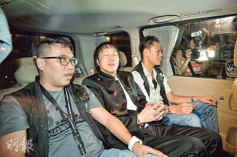 前日返港即被警方拘捕的黑幫「和勝和」前坐館「上海仔」,昨晚由O記探員押返何文田君頤峰寓所搜查。(鄧宗弘攝) 前日返港即被警方拘捕的黑幫「和勝和」前坐館「上海仔」,昨晚由O記探員押返何文田君頤峰寓所搜查。(鄧宗弘攝)