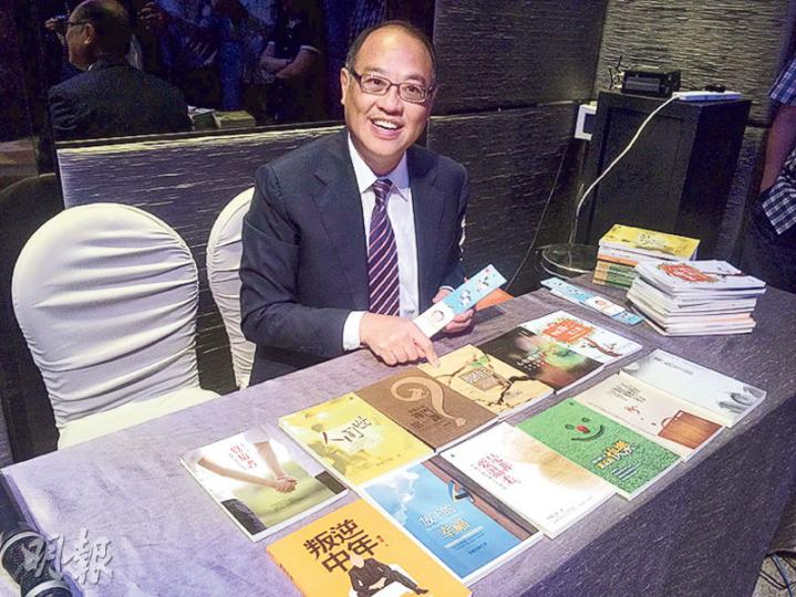 準備退任嘅「大師」林大輝噚日搬咗一堆禪修書送畀記者,繼續發揮「抽水」功力,話要送一本《工作好修行》畀教育局長吳克儉。(渠贇攝) 準備退任嘅「大師」林大輝噚日搬咗一堆禪修書送畀記者,繼續發揮「抽水」功力,話要送一本《工作好修行》畀教育局長吳克儉。(渠贇攝)