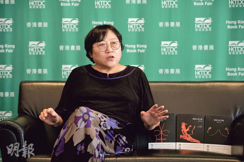 李銀河昨日在香港發布最新的虐戀小說《黑騎士的王國》,並開講座談「虐戀亞文化」。(鄧宗弘攝) 李銀河昨日在香港發布最新的虐戀小說《黑騎士的王國》,並開講座談「虐戀亞文化」。(鄧宗弘攝)