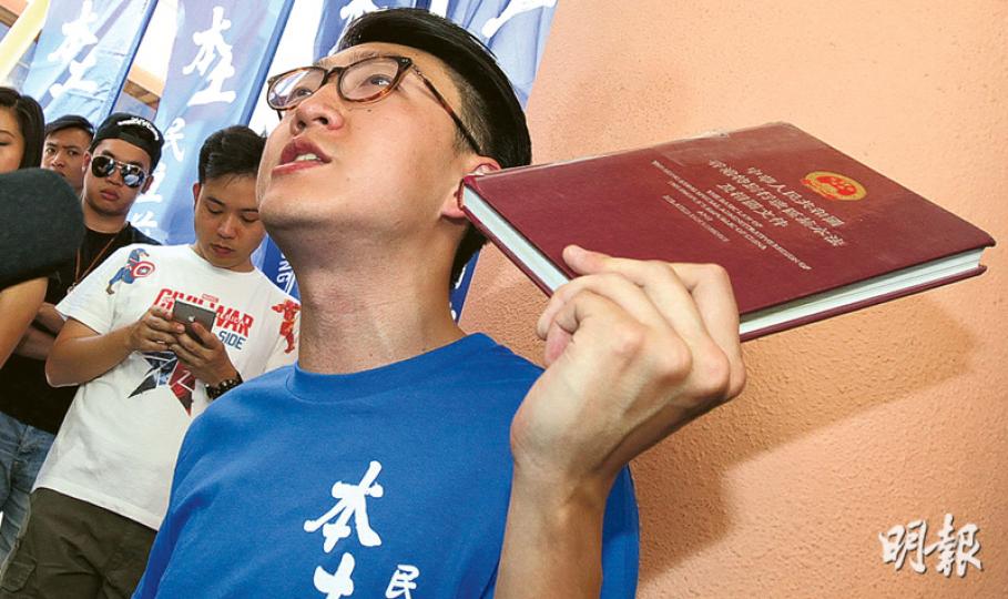 已報名參選新界東議席的本土民主前線梁天琦昨隨身帶着《基本法》出席記者會,指選管會問題牽涉複雜法律及政治問題,難以在24小時內作答,希望取得完整法律意見後,於周三前回覆。(李紹昌攝) 已報名參選新界東議席的本土民主前線梁天琦昨隨身帶着《基本法》出席記者會,指選管會問題牽涉複雜法律及政治問題,難以在24小時內作答,希望取得完整法律意見後,於周三前回覆。(李紹昌攝)