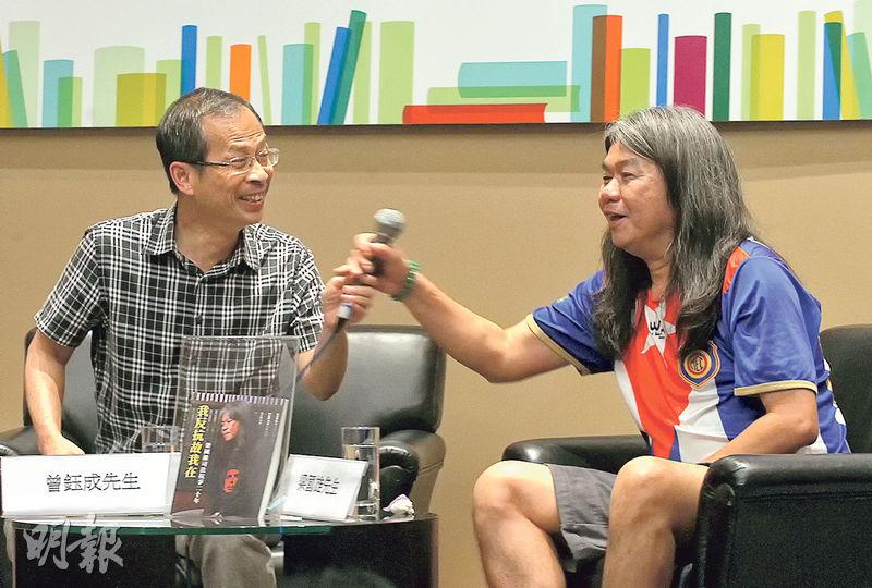 立法會主席曾鈺成及社民連議員梁國雄昨出席書展講座時,各自提到反抗對自己的意義,二人言談間甚有火花,梁多次打斷曾鈺成說話,更從曾手上「搶咪」。(李紹昌攝) 立法會主席曾鈺成及社民連議員梁國雄昨出席書展講座時,各自提到反抗對自己的意義,二人言談間甚有火花,梁多次打斷曾鈺成說話,更從曾手上「搶咪」。(李紹昌攝)