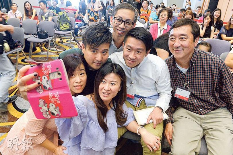 中文大學校長沈祖堯(右一)昨出席書展講座,講座前與其新書《筆遇》的另一作者、曾獲選為十大模範少年的潘誦軒(右二),以及其他參加講座者自拍留念。(劉焌陶攝) 中文大學校長沈祖堯(右一)昨出席書展講座,講座前與其新書《筆遇》的另一作者、曾獲選為十大模範少年的潘誦軒(右二),以及其他參加講座者自拍留念。(劉焌陶攝)