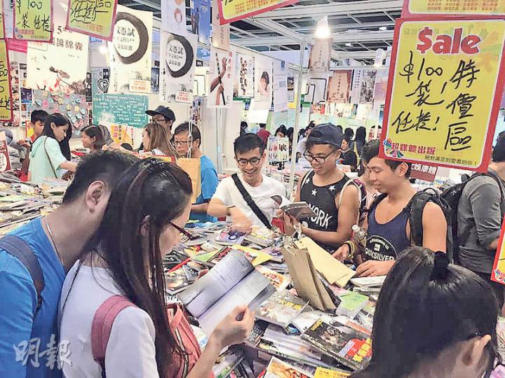 昨天是書展第四天舉行,有書商推出「100元一袋」書籍任買的優惠促銷,不少市民駐足選書,但書商表示,市民今年購買力下降,即使有優惠,生意亦不及去年。(劉嘉裕攝)
昨天是書展第四天舉行,有書商推出「100元一袋」書籍任買的優惠促銷,不少市民駐足選書,但書商表示,市民今年購買力下降,即使有優惠,生意亦不及去年。(劉嘉裕攝)