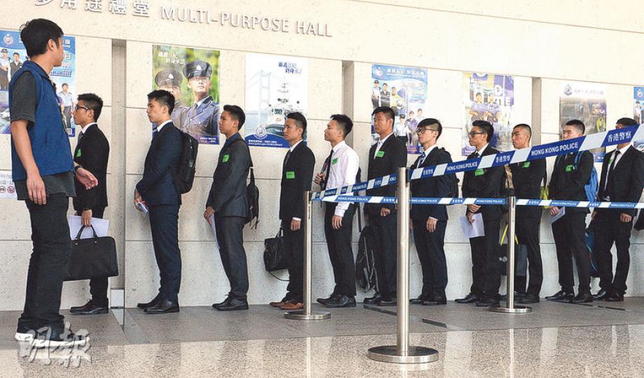 警隊夏季招募日昨在灣仔警察總部舉辦,共有2610人應徵。當中有860人投考見習督察,創07年招募日以來新高。圖為應徵者魚貫入場接受考核。(劉焌陶攝)由浙江來港生活的的李小姐(圖)投考見習督察,昨抵達警察總部才得悉因在港居住仍欠1個月才滿7年,未合乎要是香港永久居民的投考資格。(劉竣陶攝)本港土生土長的印度裔阿Deep(圖),畢業於城大核子及風險工程系,曾任職輔警2年。對他來說,投考見習督察的最大困難是書寫中文能力,他每天閱讀並抄寫報章,提升中文水平。(劉竣陶攝) 警隊夏季招募日昨在灣仔警察總部舉辦,共有2610人應徵。當中有860人投考見習督察,創07年招募日以來新高。圖為應徵者魚貫入場接受考核。(劉焌陶攝)由浙江來港生活的的李小姐(圖)投考見習督察,昨抵達警察總部才得悉因在港居住仍欠1個月才滿7年,未合乎要是香港永久居民的投考資格。(劉竣陶攝)本港土生土長的印度裔阿Deep(圖),畢業於城大核子及風險工程系,曾任職輔警2年。對他來說,投考見習督察的最大困難是書寫中文能力,他每天閱讀並抄寫報章,提升中文水平。(劉竣陶攝)