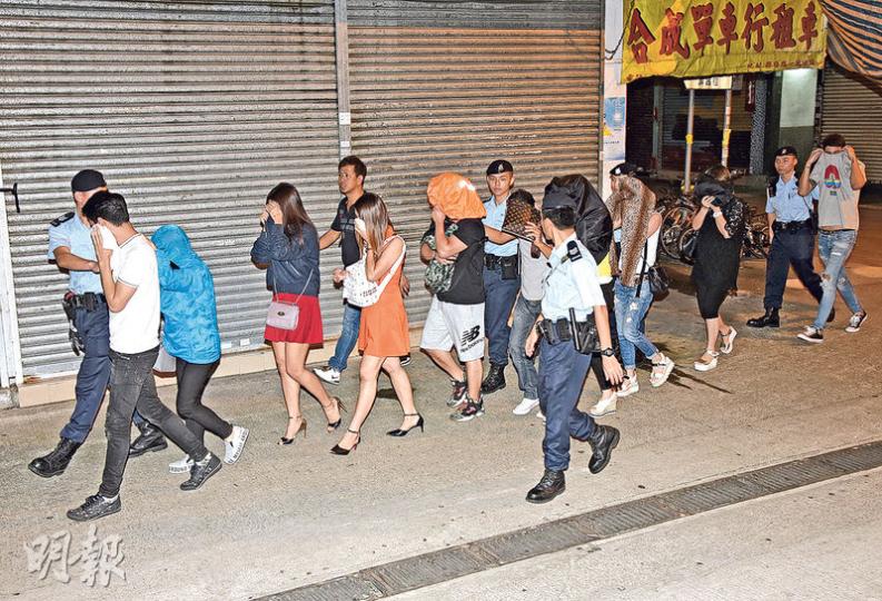 警方「雷霆一六」行動中,在元朗破獲兩間由黑幫操控的無牌酒吧,共拘捕78男64女及檢獲大批酒類飲品。(蔡方山攝) 警方「雷霆一六」行動中,在元朗破獲兩間由黑幫操控的無牌酒吧,共拘捕78男64女及檢獲大批酒類飲品。(蔡方山攝)