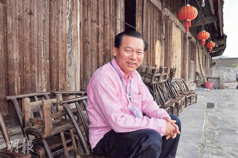 鍾瀚德日前到湖南山區考察,表示會一邊賺錢一邊捐錢建學校,「我們賺了錢就希望可以回饋社會」。(明報記者攝)瀚德大學位於湖南省長沙寧鄉大學城內,將成為內地首間完全由私人捐建的大學。(明報記者攝) 鍾瀚德日前到湖南山區考察,表示會一邊賺錢一邊捐錢建學校,「我們賺了錢就希望可以回饋社會」。(明報記者攝)瀚德大學位於湖南省長沙寧鄉大學城內,將成為內地首間完全由私人捐建的大學。(明報記者攝)
