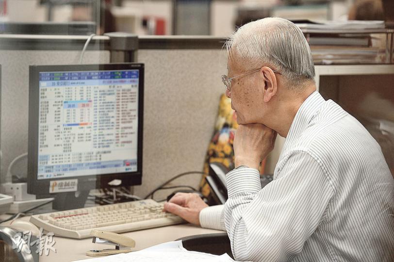 闊別7年,港交所今日重推收市競價時段,並設立5%浮動區間,以及隨機收市功能,以防止類似當年匯控「嘜價」的事件再次發生。(鍾林枝攝) 闊別7年,港交所今日重推收市競價時段,並設立5%浮動區間,以及隨機收市功能,以防止類似當年匯控「嘜價」的事件再次發生。(鍾林枝攝)