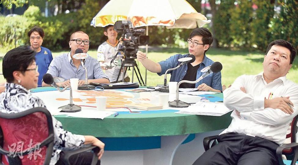 港區人代劉健儀(圓枱左起)、法政匯思召集人任建峰、中大學生會會長周竪峰及大律師馬恩國昨出席港台《城市論壇》,討論選管會要求立法會參選人簽署確認書的安排。周竪峰指若參選人提及港獨,政府可以虛假聲明為由跟進,由法庭定斷,但選舉主任不可能「行政代替司法」,而港獨提倡者在假定無罪下應可參選。馬恩國反駁指對方無讀過法律,「對法律唔了解」,因假定無罪一般是用於刑事檢控。(馮凱鍵攝)
港區人代劉健儀(圓枱左起)、法政匯思召集人任建峰、中大學生會會長周竪峰及大律師馬恩國昨出席港台《城市論壇》,討論選管會要求立法會參選人簽署確認書的安排。周竪峰指若參選人提及港獨,政府可以虛假聲明為由跟進,由法庭定斷,但選舉主任不可能「行政代替司法」,而港獨提倡者在假定無罪下應可參選。馬恩國反駁指對方無讀過法律,「對法律唔了解」,因假定無罪一般是用於刑事檢控。(馮凱鍵攝)