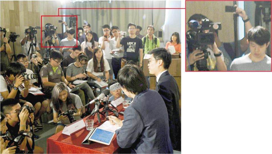 已報名參選立法會新界西直選的香港民族黨陳浩天(右),昨在屯門一工廈單位舉行記者會介紹選舉部署,一名便衣男警員全程出席(紅框示),並站在電視攝影師的後方,其間舉起手機拍攝記者會情况。(鍾林枝攝)圖中男子昨離開記者會時被傳媒追問身分,他稱自己隸屬警察公眾聯絡組,到場是希望「了解吓」。警方承認曾派員到場,據悉該男子為公眾聯絡組一名警長。(梁智康攝) 已報名參選立法會新界西直選的香港民族黨陳浩天(右),昨在屯門一工廈單位舉行記者會介紹選舉部署,一名便衣男警員全程出席(紅框示),並站在電視攝影師的後方,其間舉起手機拍攝記者會情况。(鍾林枝攝)圖中男子昨離開記者會時被傳媒追問身分,他稱自己隸屬警察公眾聯絡組,到場是希望「了解吓」。警方承認曾派員到場,據悉該男子為公眾聯絡組一名警長。(梁智康攝)
