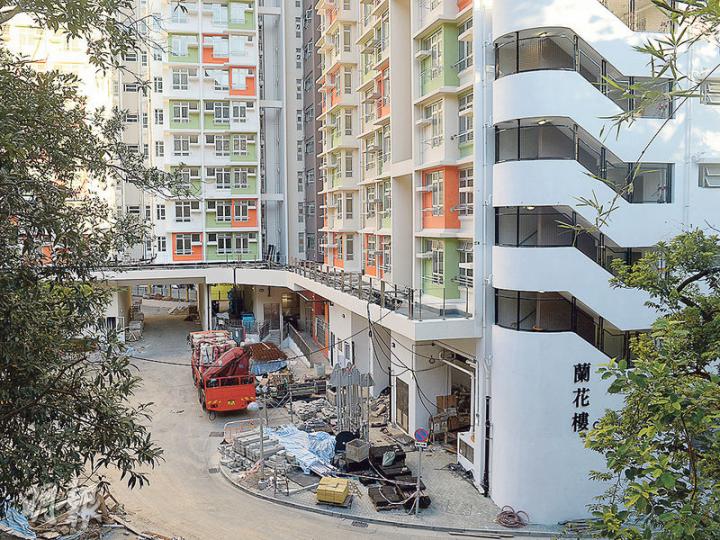房屋署原址分兩期重建的深水埗蘇屋邨,當中第一期涉及近3000個公屋單位的6幢大廈,將較原定時間延遲一季入伙,房署承認未能如期竣工,但料於本月底取得入伙紙。目前蘇屋邨第一期項目的地盤已可見到該6幢新大廈的外貌,包括圖中「蘭花樓」。(鍾林枝攝) 房屋署原址分兩期重建的深水埗蘇屋邨,當中第一期涉及近3000個公屋單位的6幢大廈,將較原定時間延遲一季入伙,房署承認未能如期竣工,但料於本月底取得入伙紙。目前蘇屋邨第一期項目的地盤已可見到該6幢新大廈的外貌,包括圖中「蘭花樓」。(鍾林枝攝)