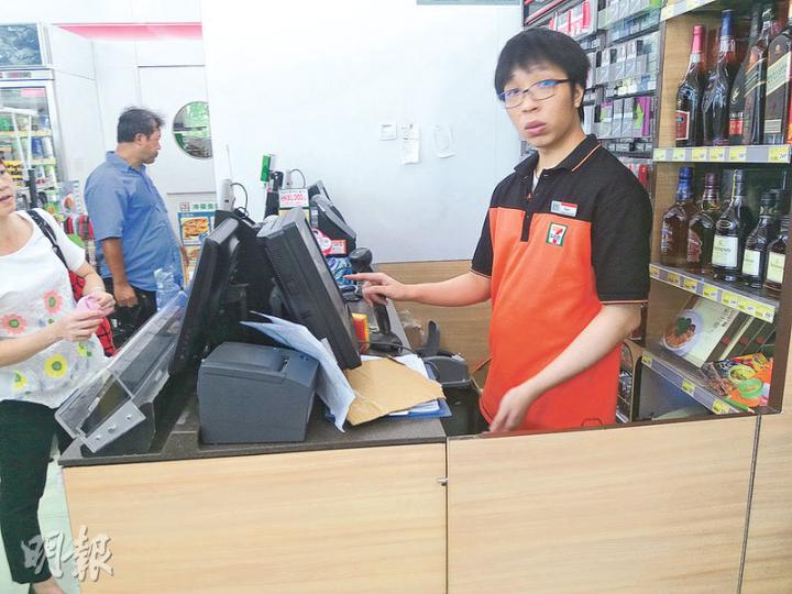 昨清晨油塘崇信街便利店發生盜竊案,記者昨午再到發生盜竊案的便利店了解,但見便利店如常營業。(林智傑攝) 昨清晨油塘崇信街便利店發生盜竊案,記者昨午再到發生盜竊案的便利店了解,但見便利店如常營業。(林智傑攝)