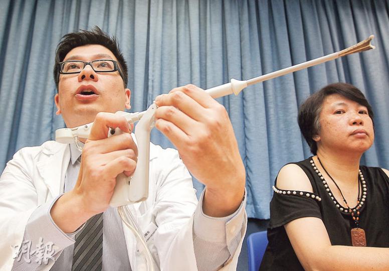伊利沙伯醫院婦產科副顧問醫生李文軒(左)表示,第二代子宮內膜去除術大大縮短手術時間,可提高成本效益。王女士(右)說手術前下體曾流出小孩拳頭般大的月經血塊,生活大受困擾。(郭慶輝攝) 伊利沙伯醫院婦產科副顧問醫生李文軒(左)表示,第二代子宮內膜去除術大大縮短手術時間,可提高成本效益。王女士(右)說手術前下體曾流出小孩拳頭般大的月經血塊,生活大受困擾。(郭慶輝攝)