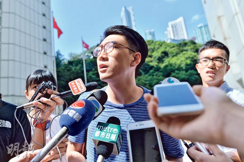 本土民主前線發言人梁天琦(圖)昨入稟高院申請司法覆核。他稱沒有法例賦權選舉主任審視參選人的政治主張,或引入確認書要求參選人簽署。他認為選管會任意解讀法例,故收到選舉主任電郵後的第一個工作天便入稟,要求法庭釐清法律觀點。 (蘇智鑫攝)社民連主席吳文遠(前排左三)在立法會議員梁國雄(右二)及陳志全(前排左二)等人陪同下到高院入稟司法覆核。吳文遠稱選管會針對本土派作政治審查,認為若連網上的港獨言論都受政治篩選,難保有一天「結束一黨專政」的政綱也會受政治審查。(蘇智鑫攝) 本土民主前線發言人梁天琦(圖)昨入稟高院申請司法覆核。他稱沒有法例賦權選舉主任審視參選人的政治主張,或引入確認書要求參選人簽署。他認為選管會任意解讀法例,故收到選舉主任電郵後的第一個工作天便入稟,要求法庭釐清法律觀點。 (蘇智鑫攝)社民連主席吳文遠(前排左三)在立法會議員梁國雄(右二)及陳志全(前排左二)等人陪同下到高院入稟司法覆核。吳文遠稱選管會針對本土派作政治審查,認為若連網上的港獨言論都受政治篩選,難保有一天「結束一黨專政」的政綱也會受政治審查。(蘇智鑫攝)