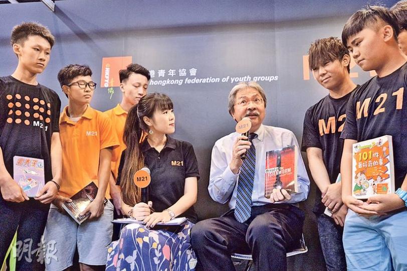 財政司長曾俊華(右三)喺書展青協攤位同年輕人分享睇書心得,被問到睇咗咁多金融書,選特首咪好有優勢?財爺無正面回應,只係話除咗金融,都要認識社會學同人類學等等喎。(馮凱鍵攝) 財政司長曾俊華(右三)喺書展青協攤位同年輕人分享睇書心得,被問到睇咗咁多金融書,選特首咪好有優勢?財爺無正面回應,只係話除咗金融,都要認識社會學同人類學等等喎。(馮凱鍵攝)